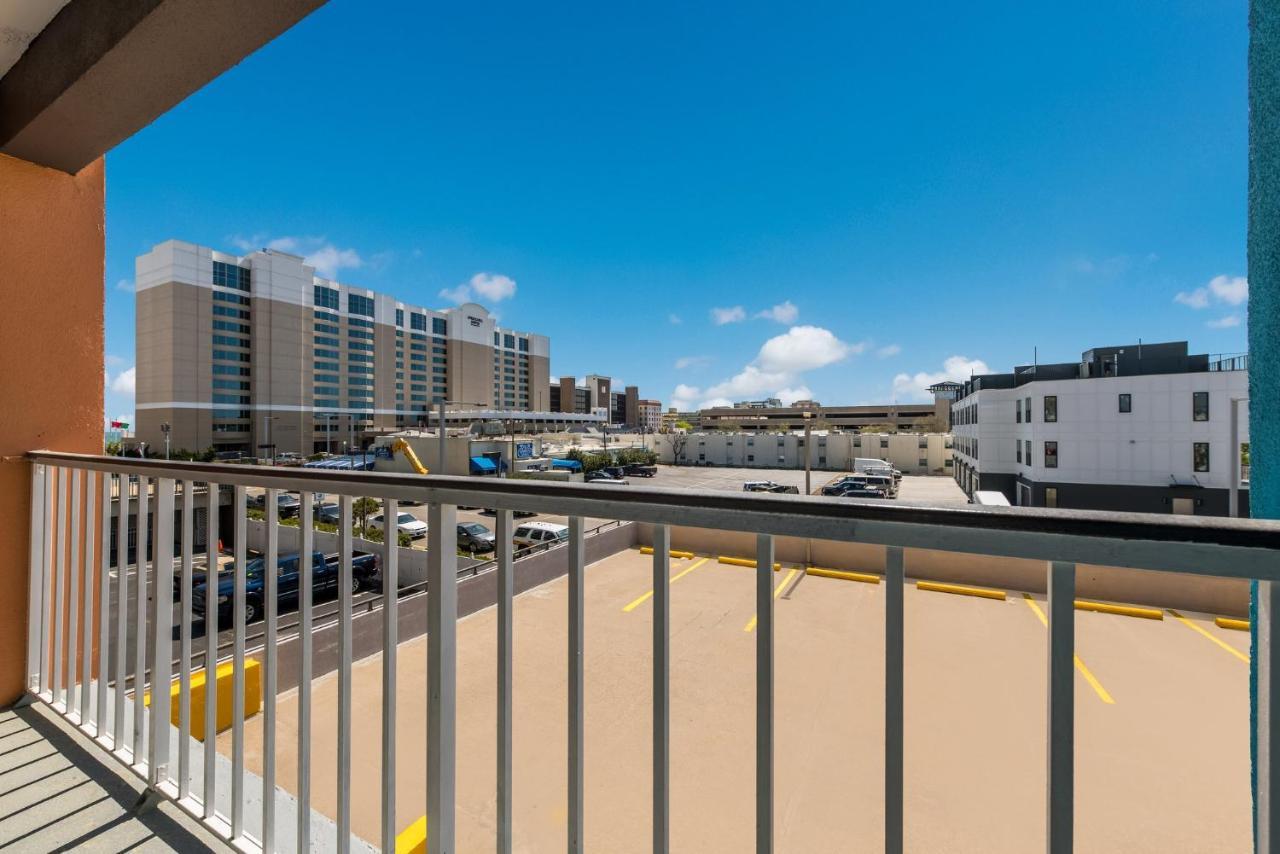 Red Roof Plus & Suites Virginia Beach - Seaside Extérieur photo